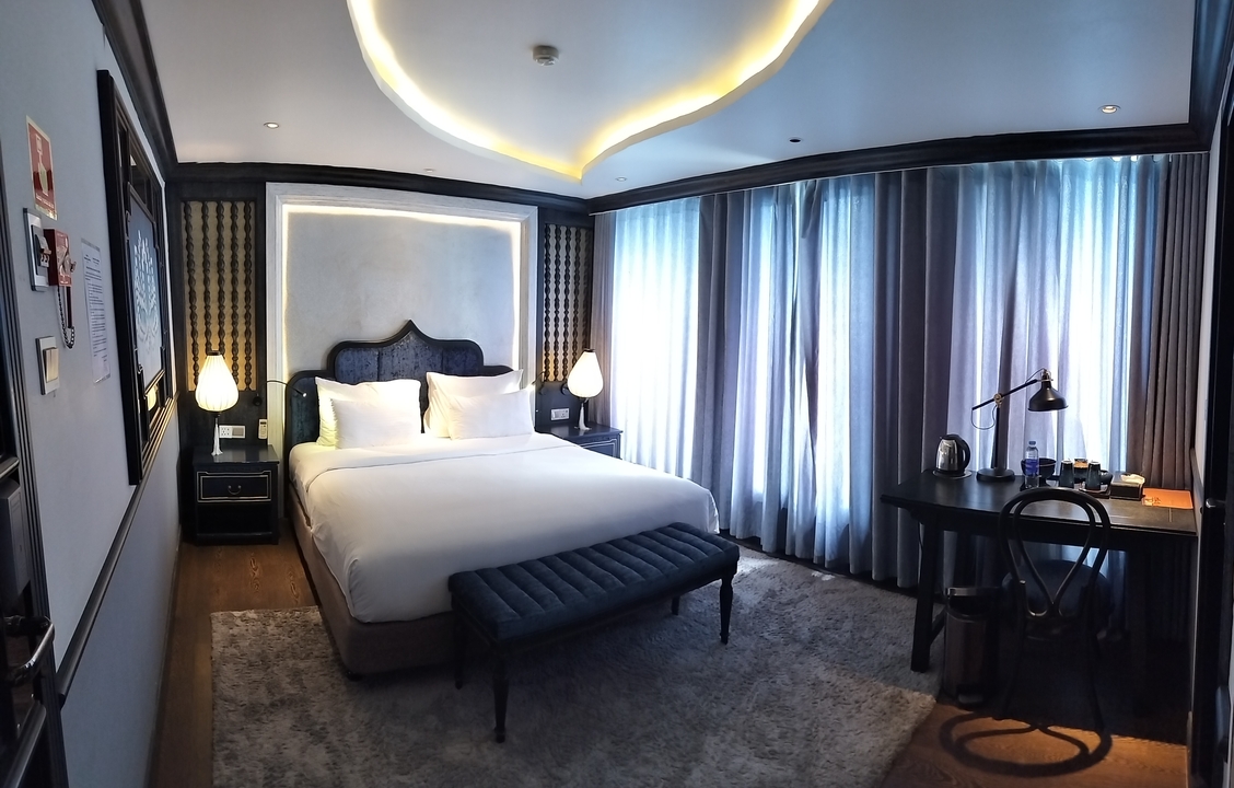 Chambre d'hôtel élégante avec mobilier moderne et éclairage d'ambiance.