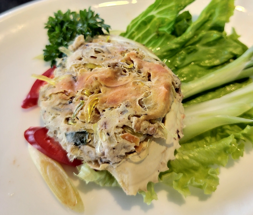 Gros plan d'un plat asiatique dressé avec des légumes.