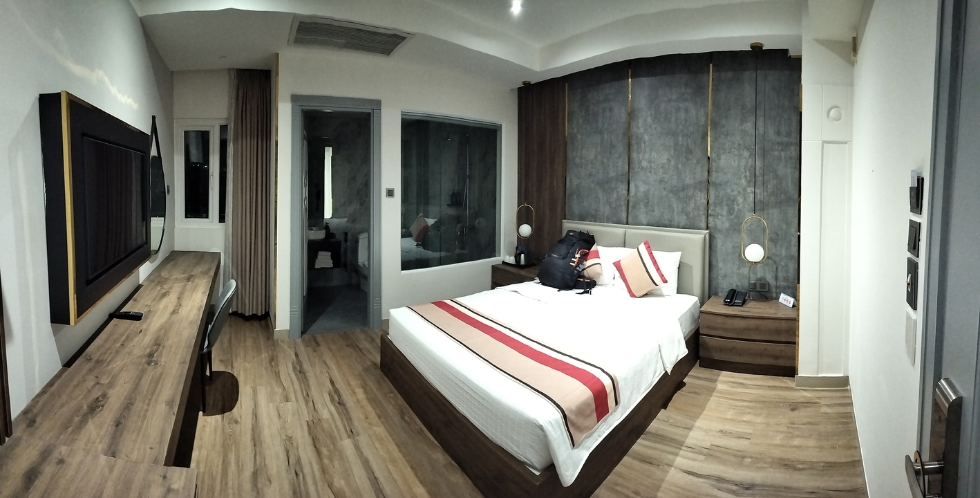 Intérieur d'une chambre d'hôtel moderne avec une décoration élégante.