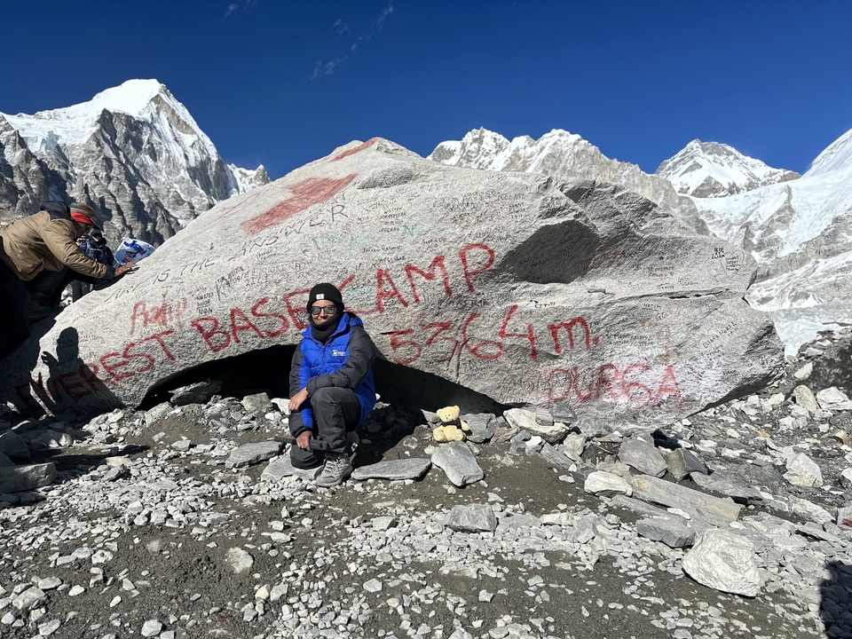 Personne au camp de base de l'Everest avec des inscriptions rupestres.
