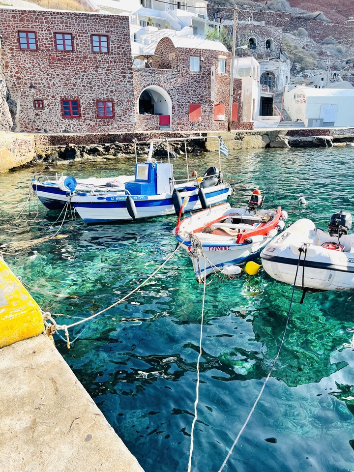 Petits bateaux amarrés dans une eau bleue claire.