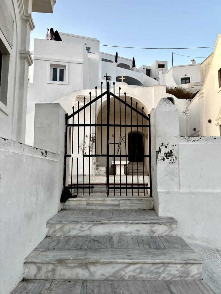 Porte et arche menant à un bâtiment blanc.