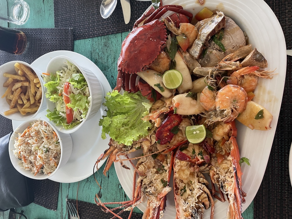 Plateau de fruits de mer avec accompagnements sur une table.