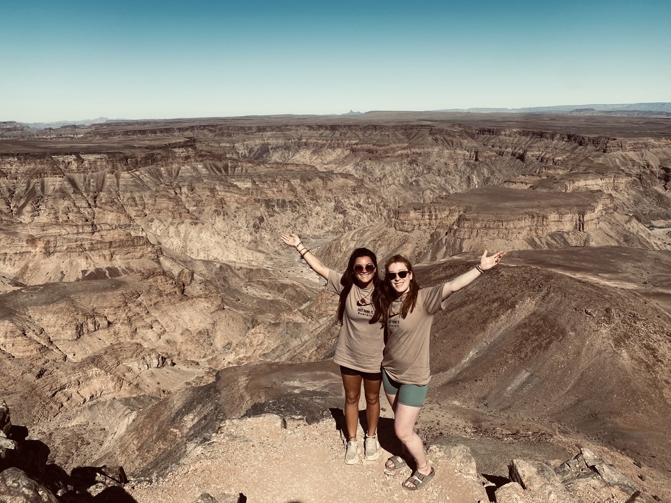 Deux personnes posant au bord d'un canyon.