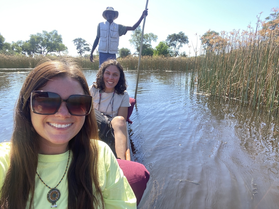 Deux personnes dans un bateau pagayant sur une eau calme.