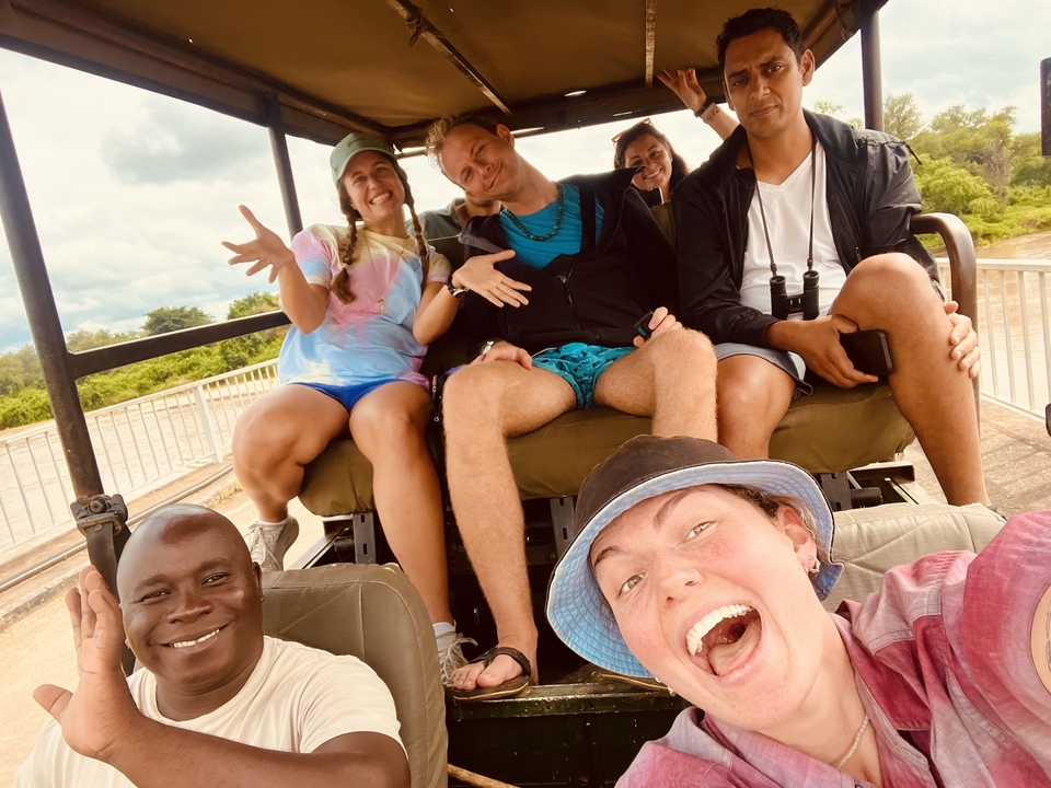 Groupe de personnes dans un véhicule de safari profitant d'une balade.