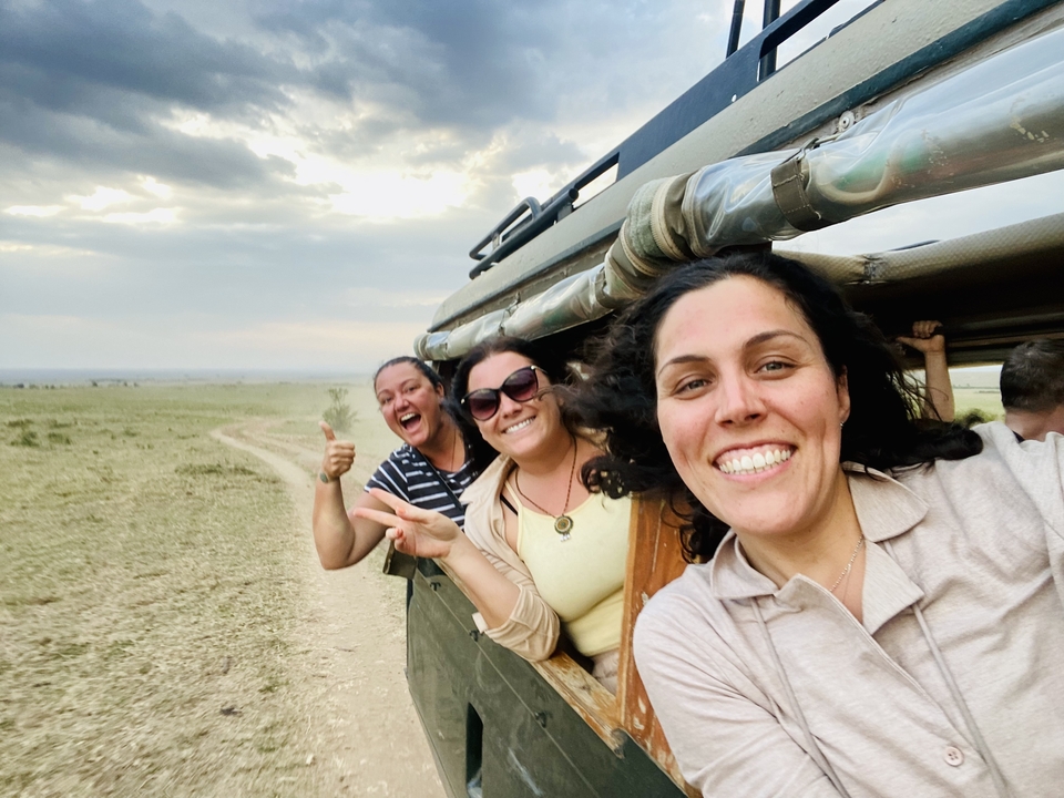 Trois femmes profitant d'un trajet dans un véhicule de safari.
