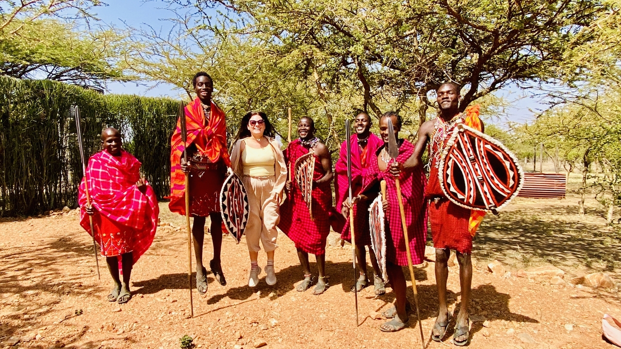 Personne debout avec un groupe de guerriers masaïs.