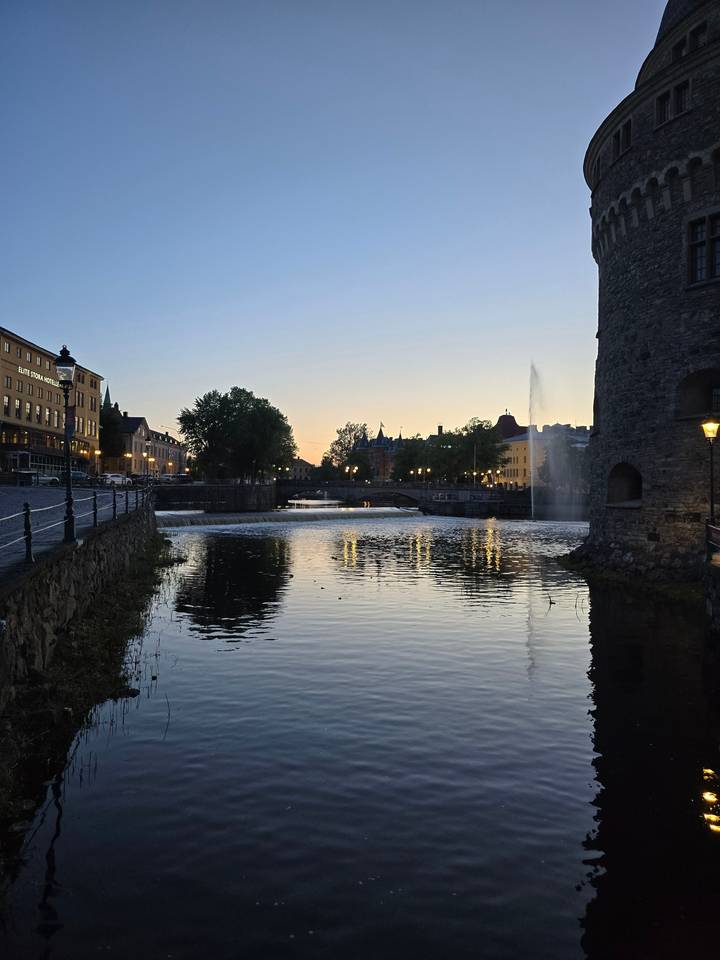 Paysage en silhouette d'eau et d'arbres au coucher du soleil.