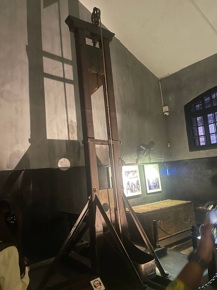 Exposition d'une guillotine dans un musée.