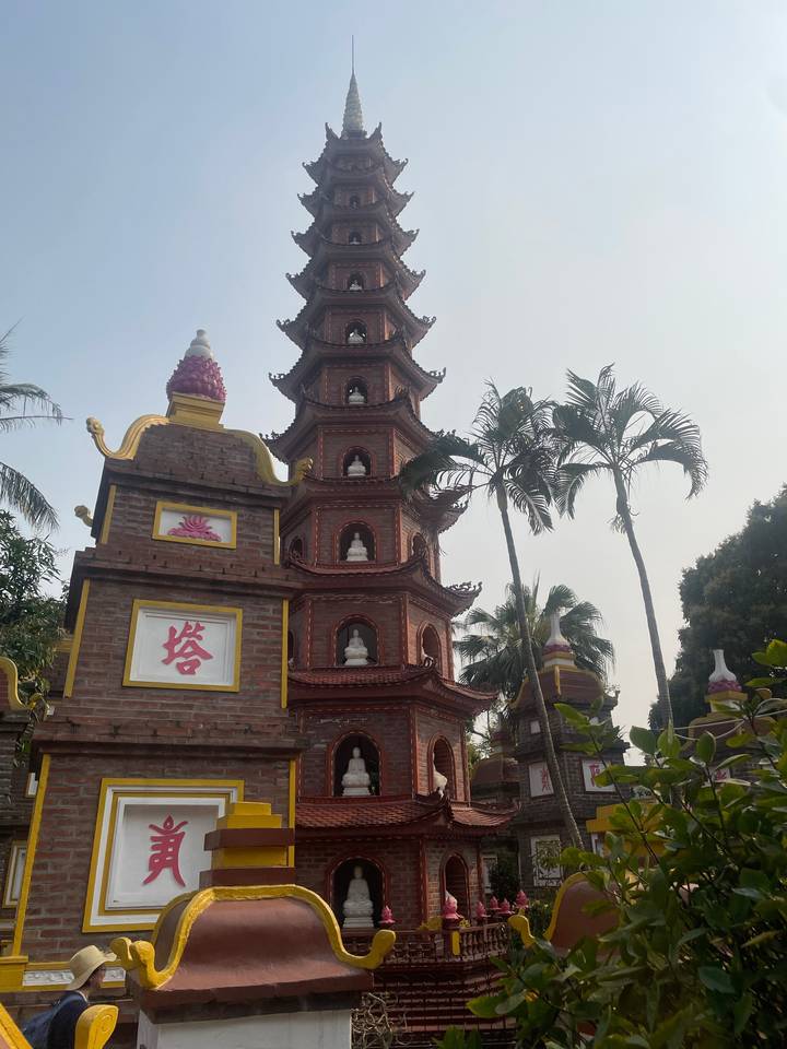 Grande pagode avec des palmiers autour.