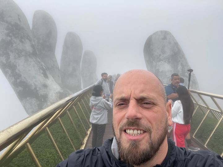 Touriste sur le Pont d'Or avec du brouillard.