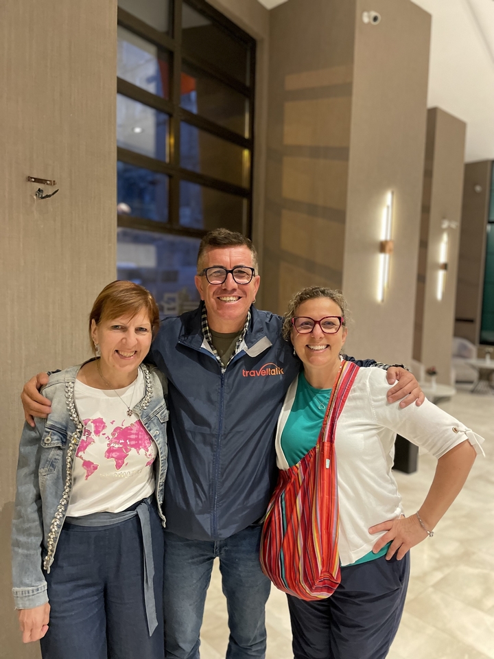 Photo de groupe de trois personnes à l'intérieur