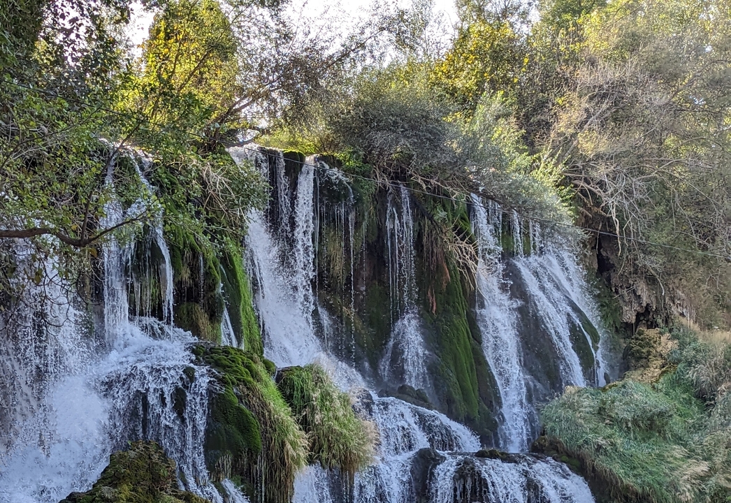 Cascade tombant le long de rochers couverts de mousse.