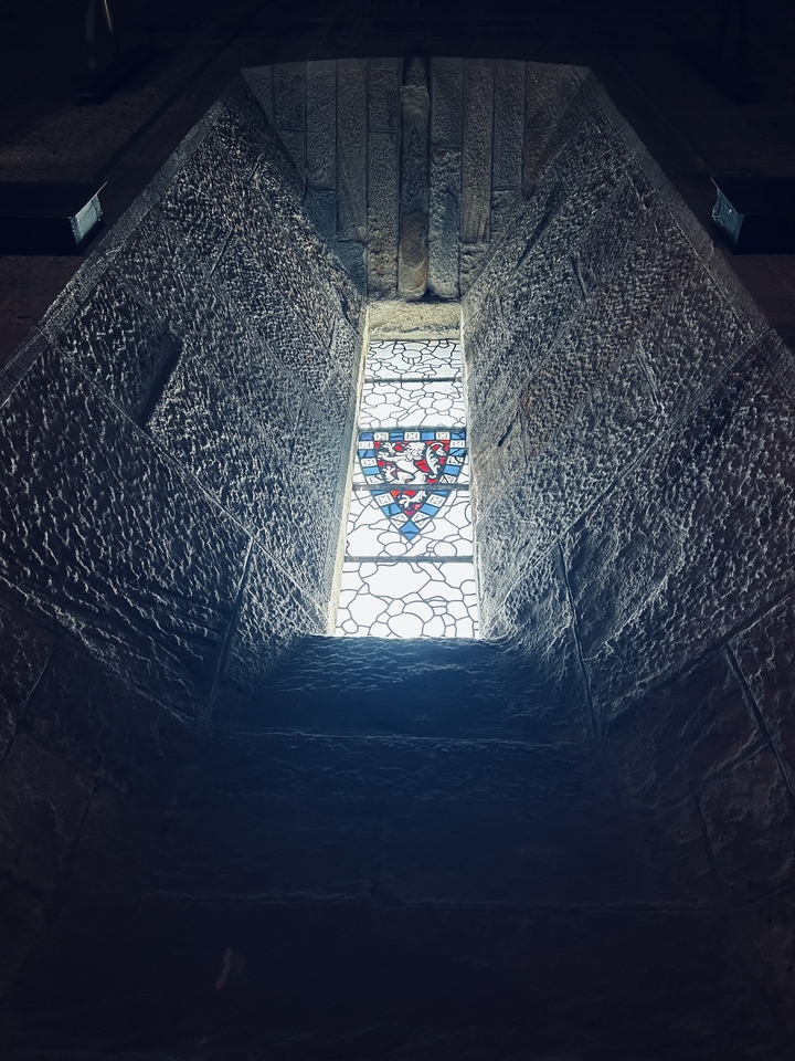 Une verrière à l'intérieur d'un bâtiment en pierre.