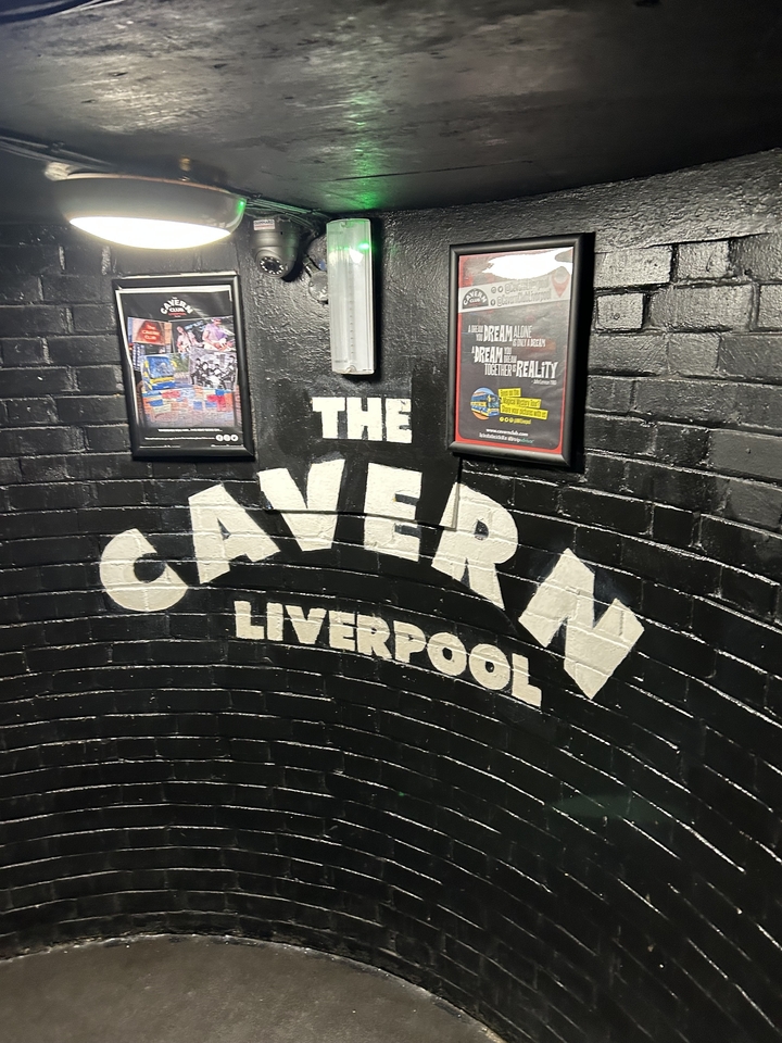 Un mur de briques avec « The Cavern Liverpool » peint dessus.