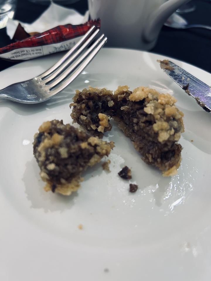 Une assiette avec des boulettes de haggis frites coupées en deux.