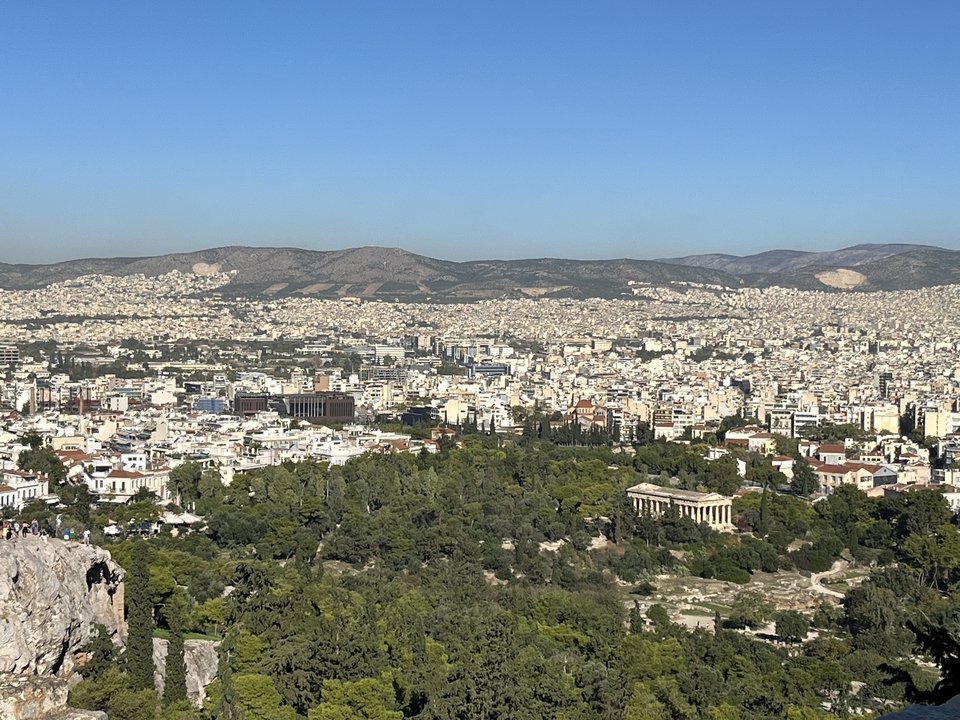 Vue panoramique du paysage urbain avec un temple au premier plan.