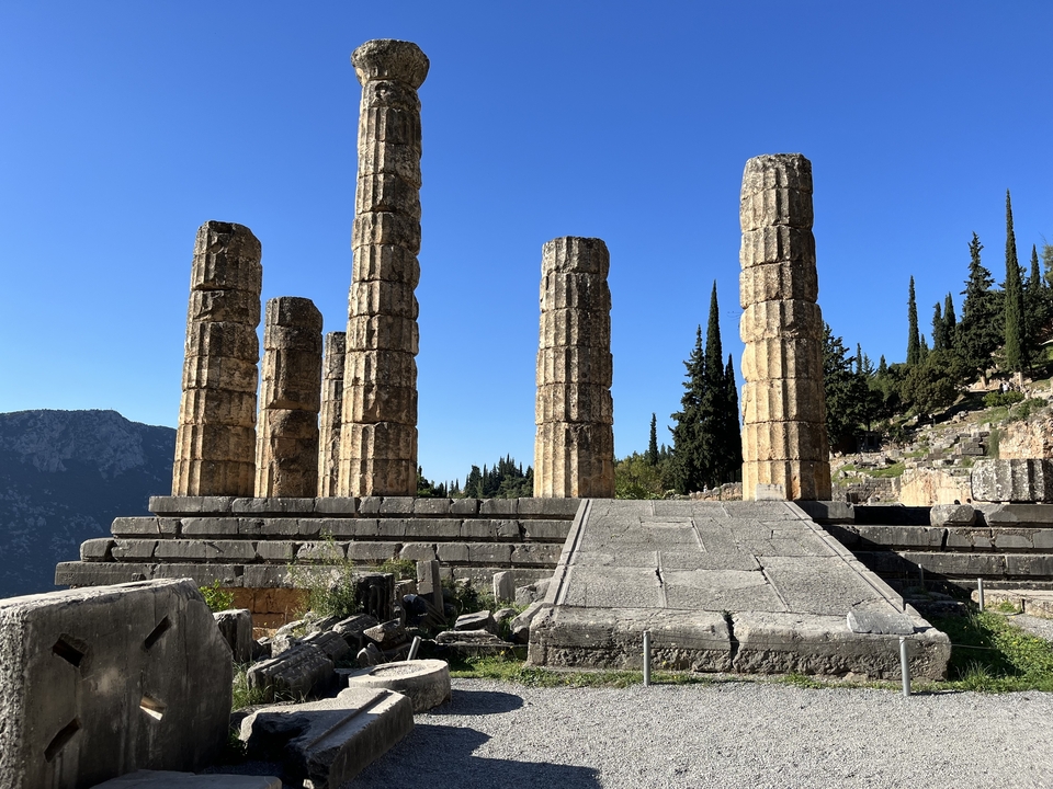 Anciennes colonnes du Temple d'Apollon avec verdure.
