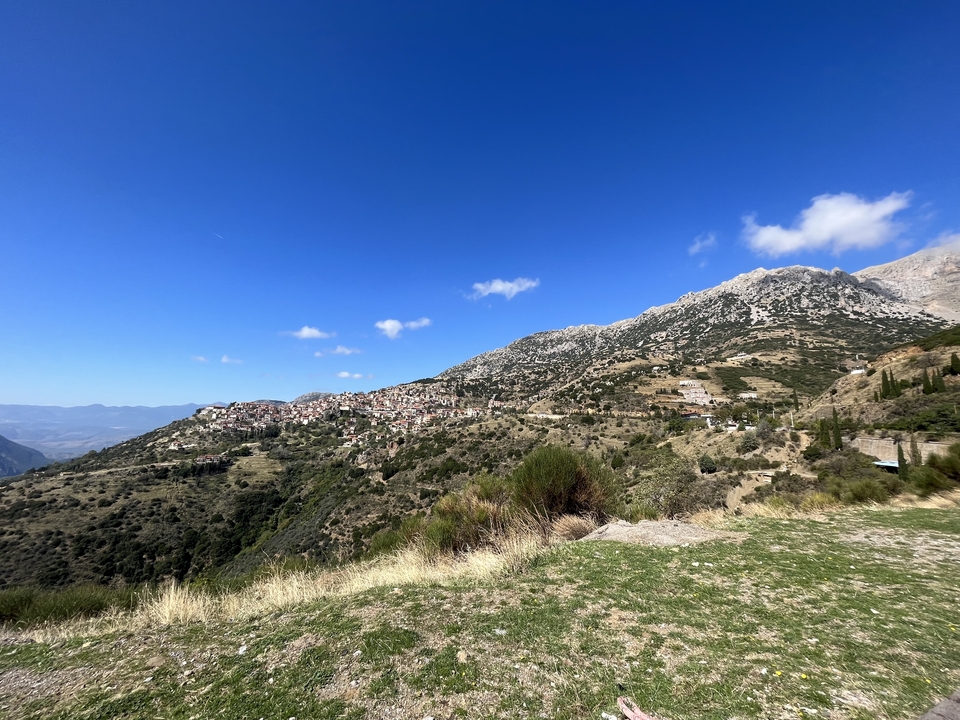 Paysage de village de montagne sous un ciel bleu.