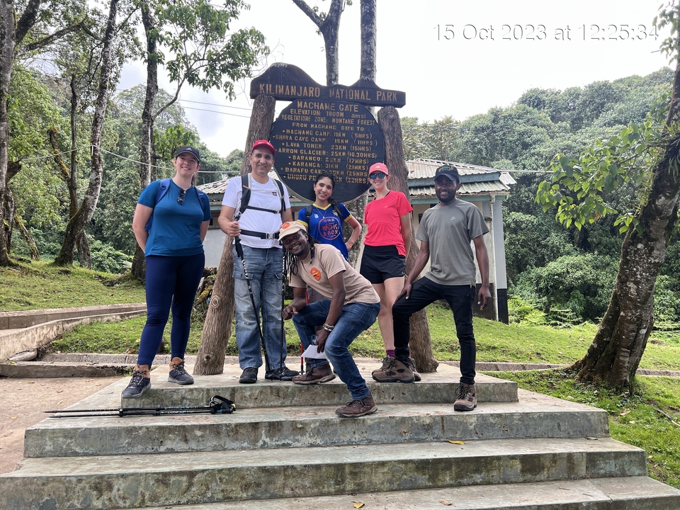 Groupe de randonneurs posant à l'entrée du parc national du Kilimandjaro.