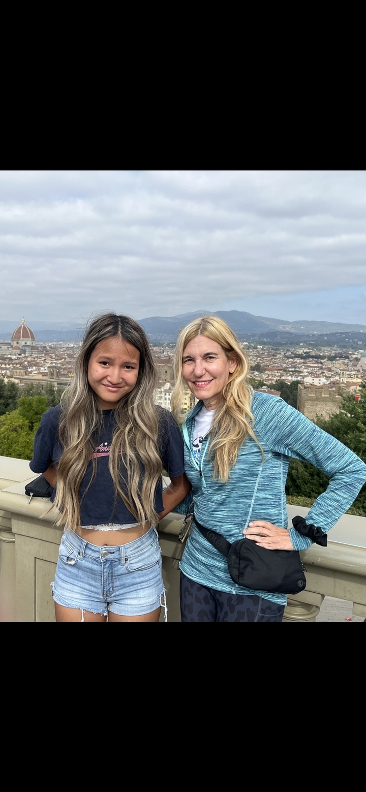 Deux femmes posant avec le paysage urbain de Florence en arrière-plan.