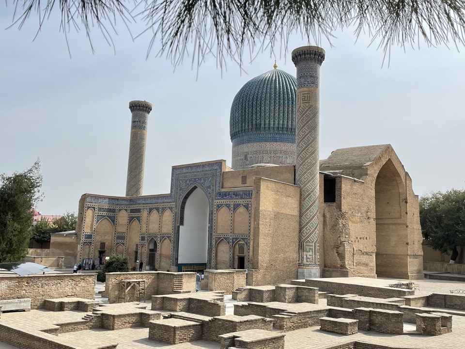 Una estructura arquitectónica histórica con intrincado trabajo de azulejos.
