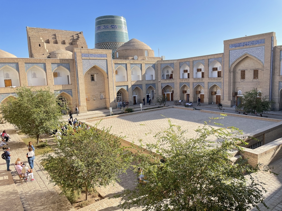 Amplio patio rodeado de edificios históricos.