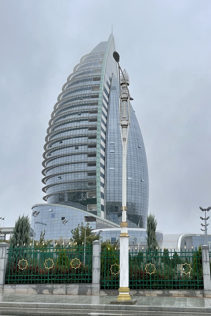 Edificio moderno de cristal con diseño ovalado.