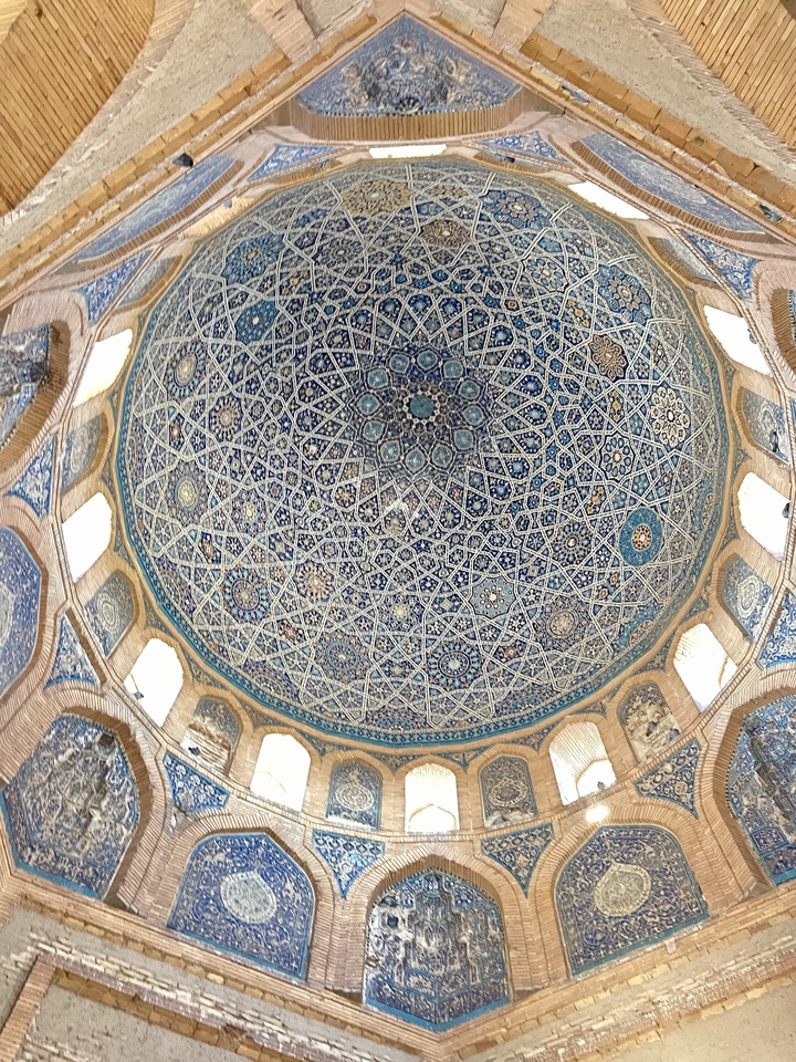 Cúpula intrincada con patrones azules detallados.