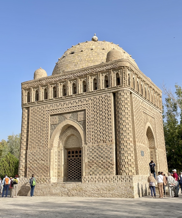 Mausoleo antiguo con ladrillado detallado.