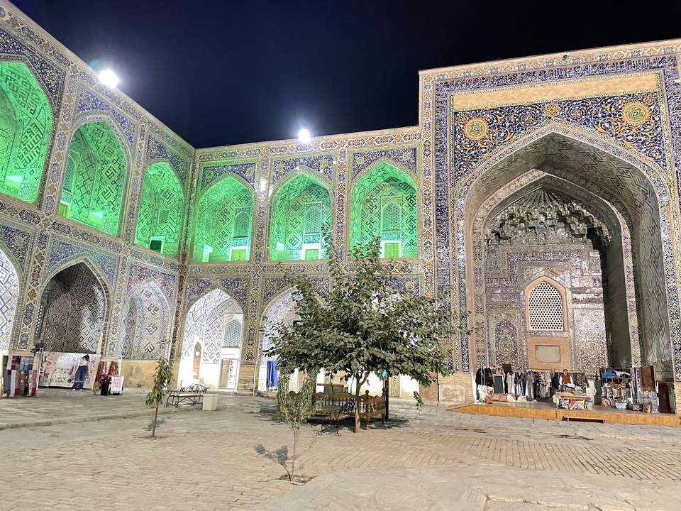 Edificio arquitectónico iluminado con patrones intrincados.