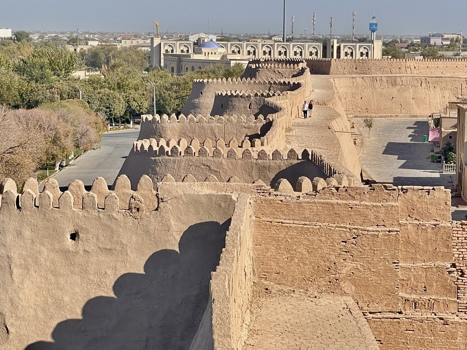 Larga muralla de fortificación en una ciudad histórica.