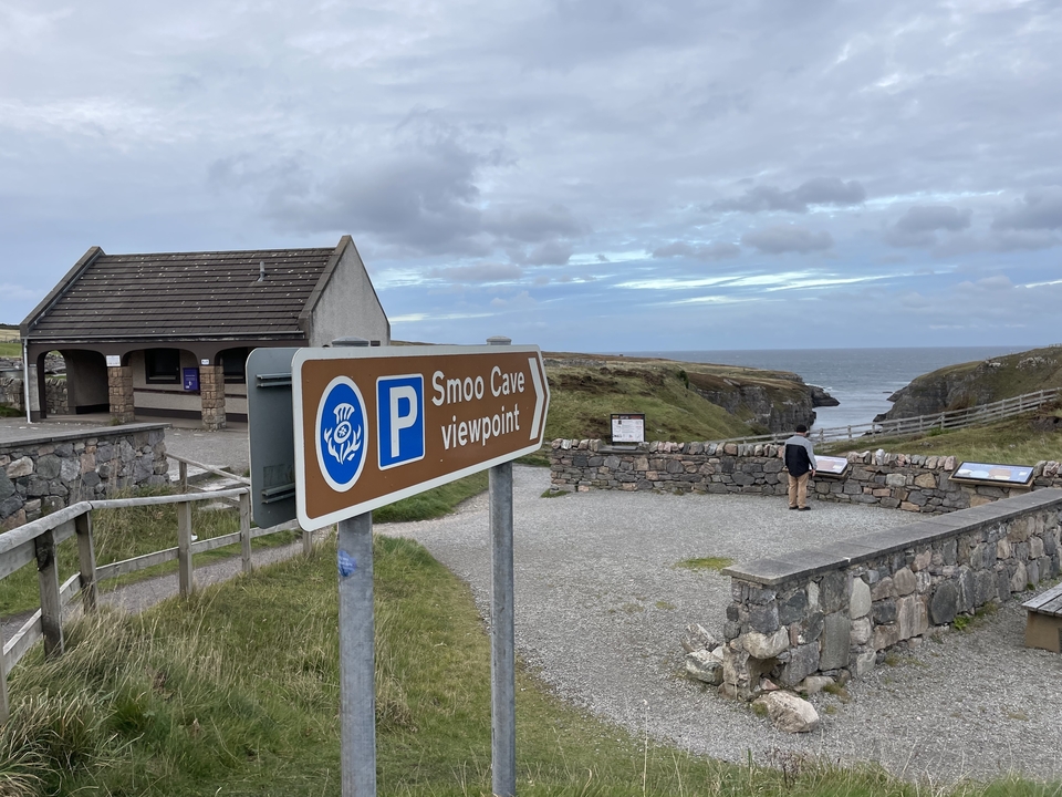 Point de vue surplombant les falaises et la mer.