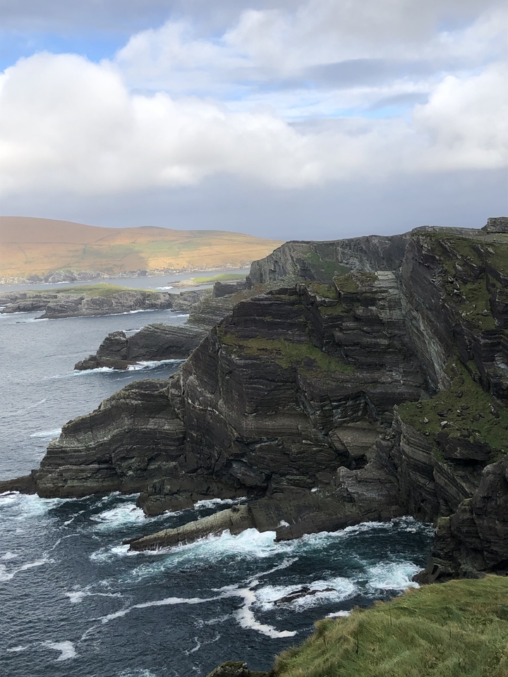 Falaises spectaculaires au bord de la mer