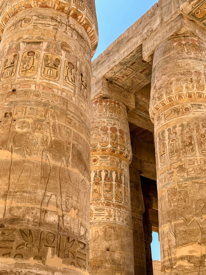 Colonnes décorées d'un temple égyptien antique.