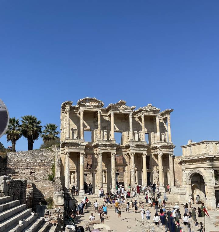 Ruines de la bibliothèque de Celsus avec un ciel bleu dégagé.