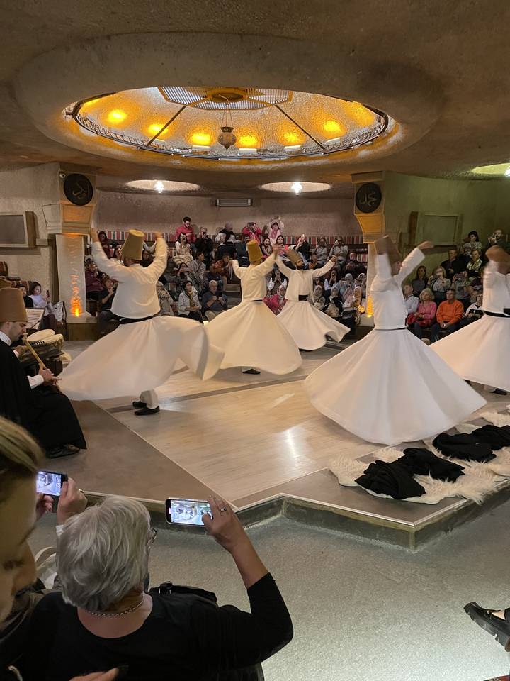 Derviches tourneurs se produisant à l'intérieur d'un centre culturel.