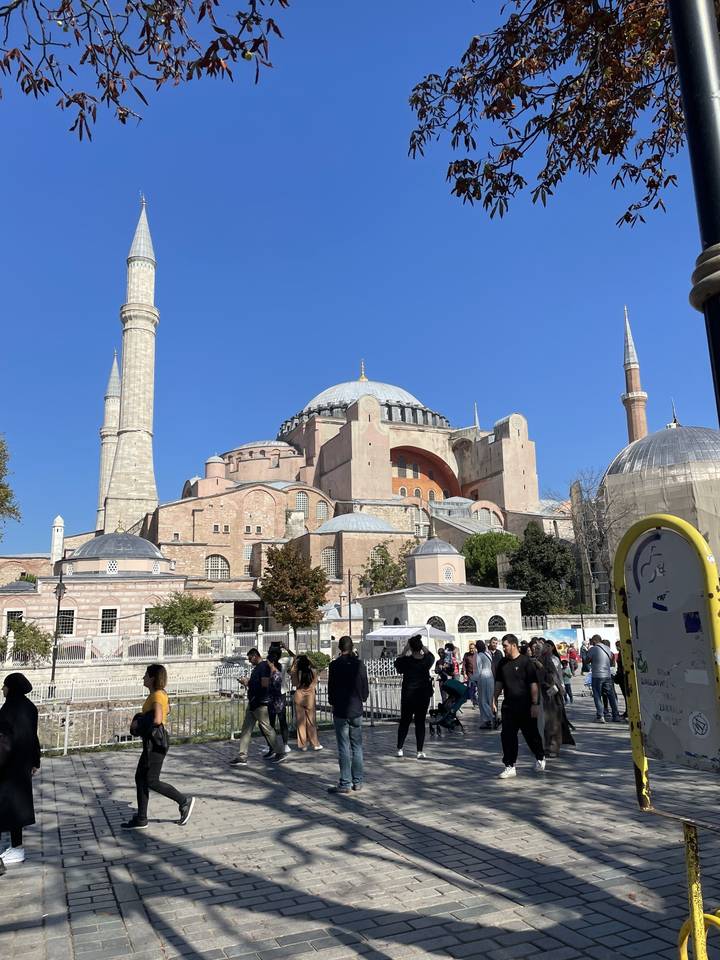 Extérieur de la Hagia Sophia avec des gens qui passent.