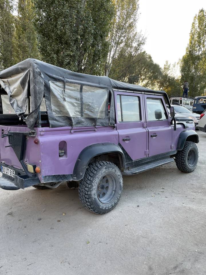 Véhicule tout-terrain dans une zone de stationnement.