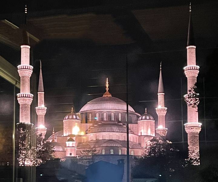 La mosquée Sainte-Sophie illuminée la nuit.