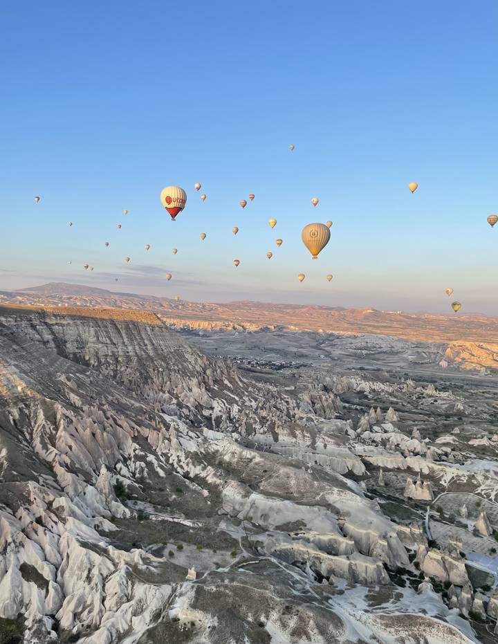 Montgolfières au-dessus du paysage de Cappadoce au lever du soleil.