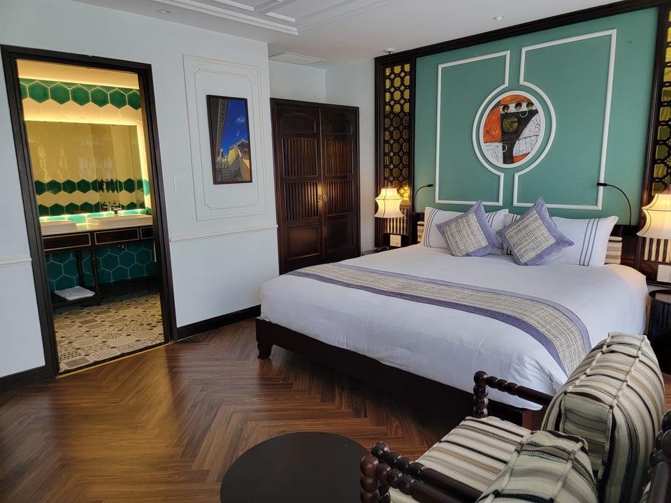 Chambre d'hôtel élégante avec une décoration stylée.