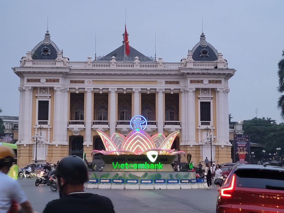 Opéra de Hanoï au crépuscule avec décorations.