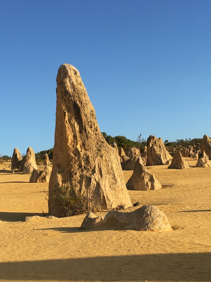 Formations calcaires dans un paysage désertique.