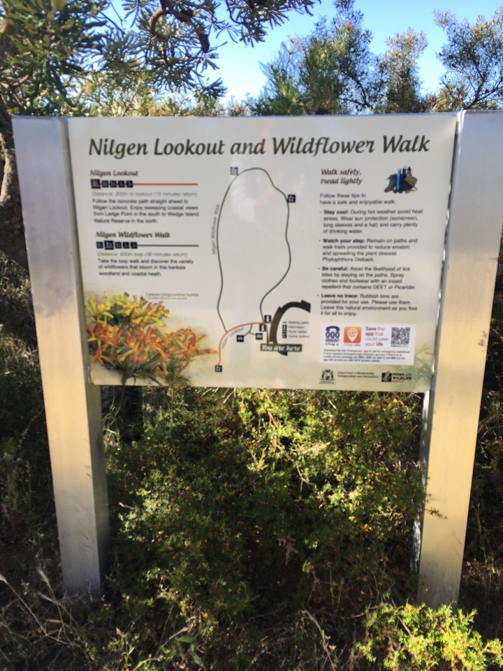 Carte floue avec texte et détails d'itinéraire.