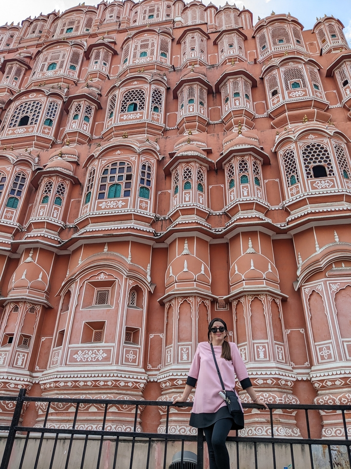 Visiteur se tient devant l'emblématique Hawa Mahal à Jaipur.
