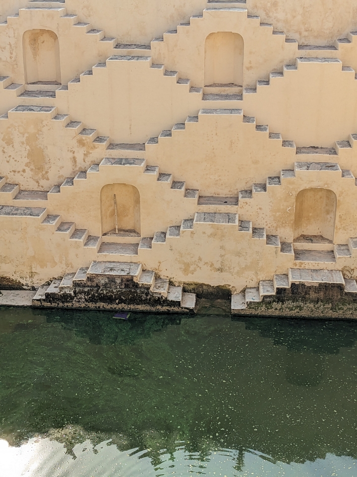 Architecture de puits à degrés avec escaliers en pierre à Jaipur.