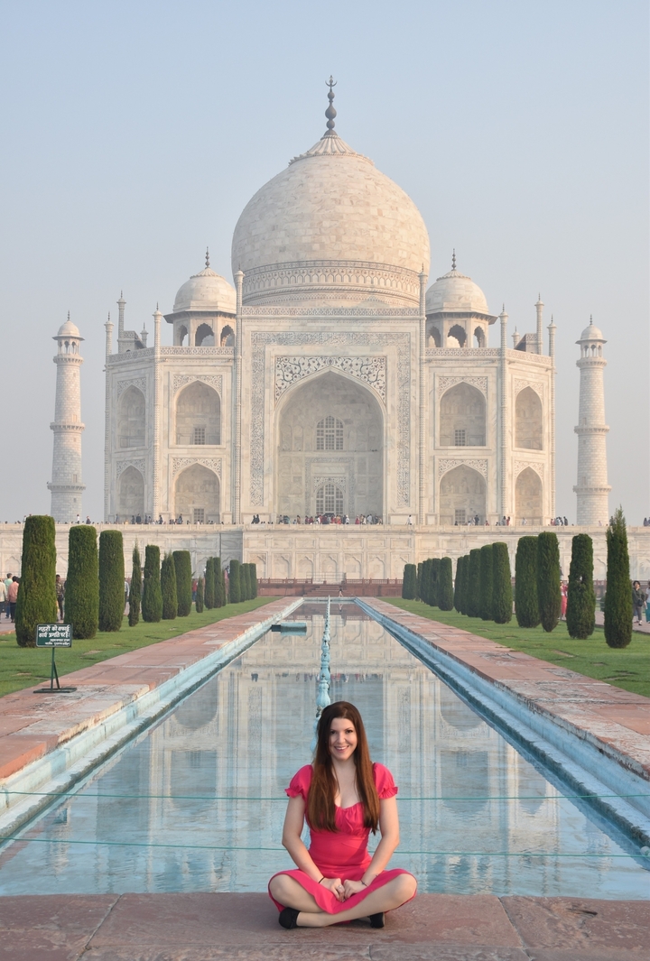 Vue du Taj Mahal avec jardin et bassin de réflexion au premier plan.