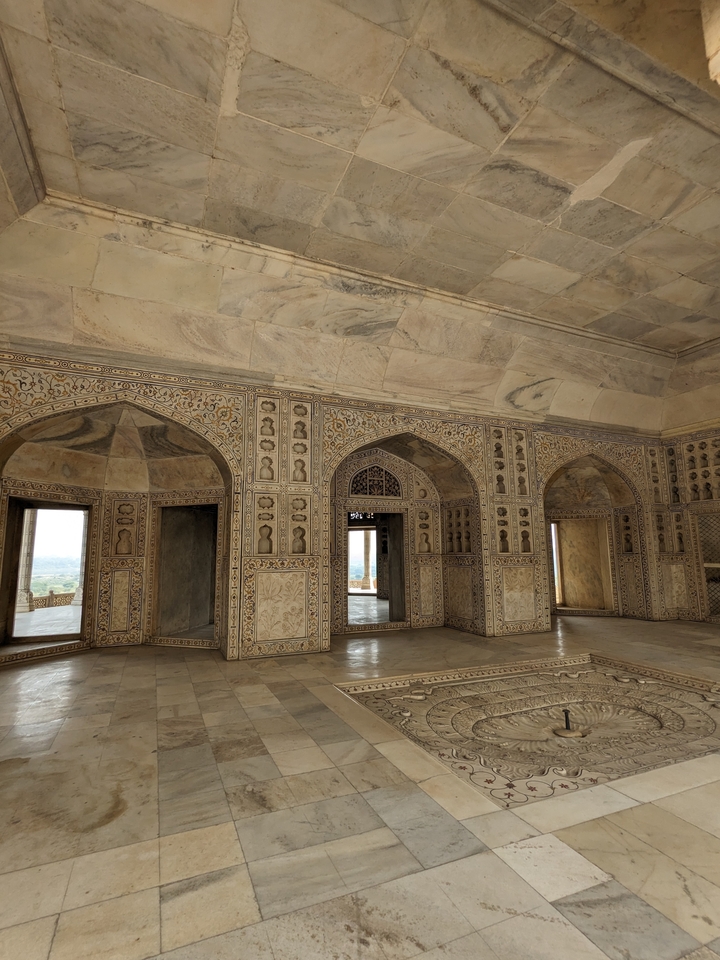 Sculptures complexes et arches à l'intérieur du Fort d'Agra.